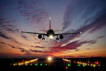 Do-Airplanes-Have-Headlights-Landing-Lights