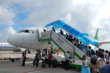 Spring_Airlines_aircraft_with_passenger_boarding_stairs_@_PVG