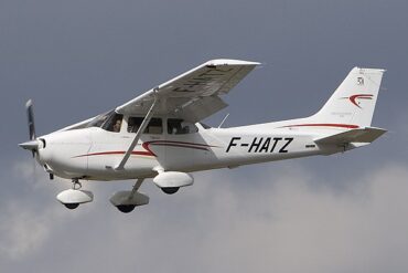 600px-Cessna_172S_Skyhawk_SP,_Private_JP6817606