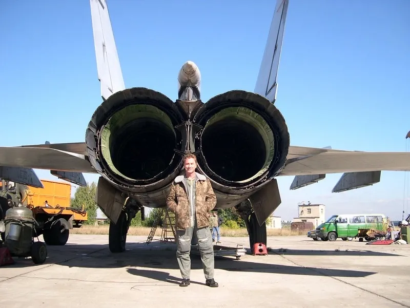 The comparison of the MiG-25 tailpipe with a person