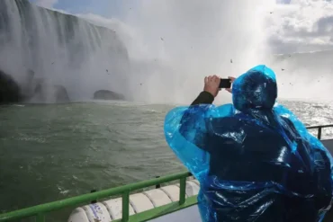 Canada’s Travel Crisis Deepens: Soaring Airfares, Airline Collapses, and U.S. Fallout Ignite Urgent Push to Open Skies to Foreign Carriers