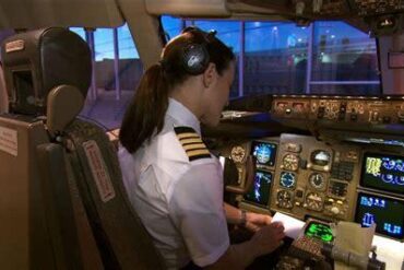 Qantas Trainee Pilot Collapses in Cockpit After Landing at Sydney, Prompting Industry Scrutiny on Medical Readiness