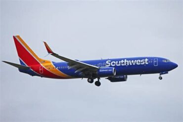 southwest-airlines-boeing-737-mid-flight-over-central-united-states-48293