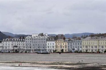 United Kingdom Survey Reveals Most Charming and Disappointing Seaside Towns Based on Traveller Insights