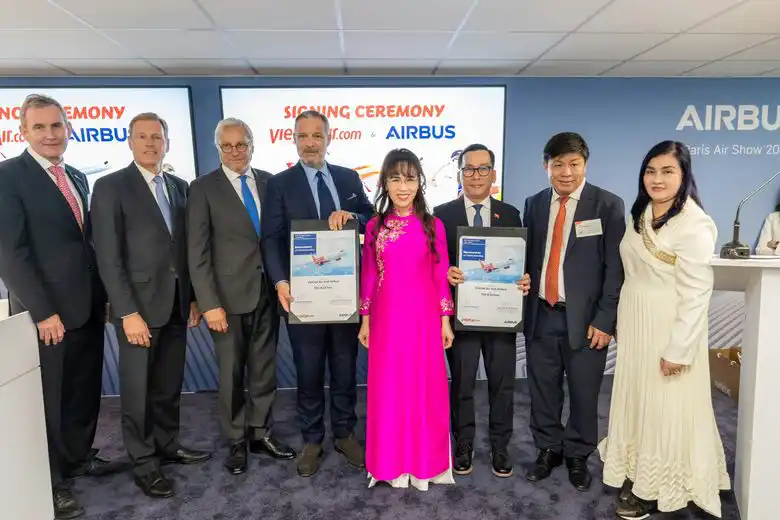 vietjet executives paris air show 2025 airbus signing ceremony