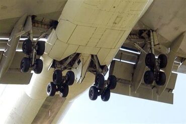 Why the Boeing 747’s Landing Gear Needs 16 Main Tires: The Hidden Engineering Behind the Queen of the Skies