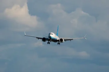 Boeing Surges Past Airbus in June Deliveries Amid Safety Pressures and China Comeback