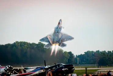 F-22 Raptor Stuns at Oshkosh 2025 with High-AoA Maneuvers and Raw Power
