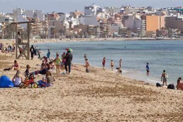Sharp Decline in US Tourists Sends Shockwaves Through Spain and Global Destinations