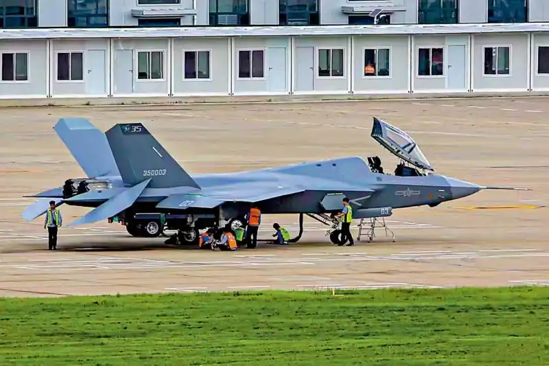 Folded-Wing J-35 Carrier-Ready