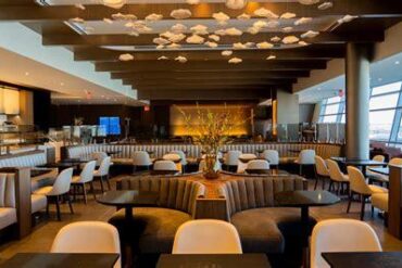 Complete Guide to Phoenix Airport: Airlines, Dining, and Lounges in Terminals 3 & 4
