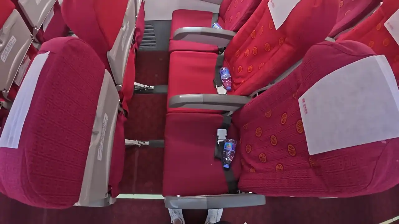 hainan airlines boeing 737-800 economy cabin view