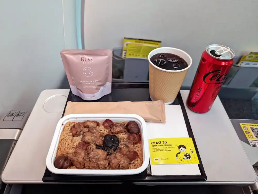 inflight meal tray on scoot with pre-ordered nasi lemak and dessert