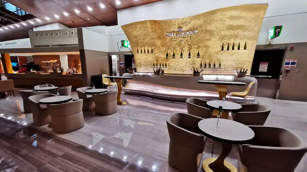Emirates Business Class Lounge Dubai Concourse B moet & chandon champagne