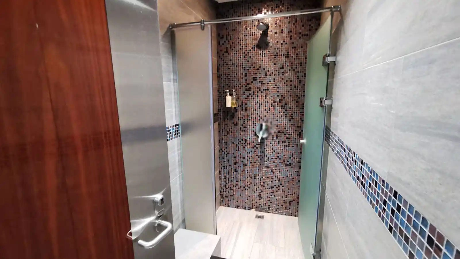 Emirates Business Class Lounge Dubai Concourse B shower suite