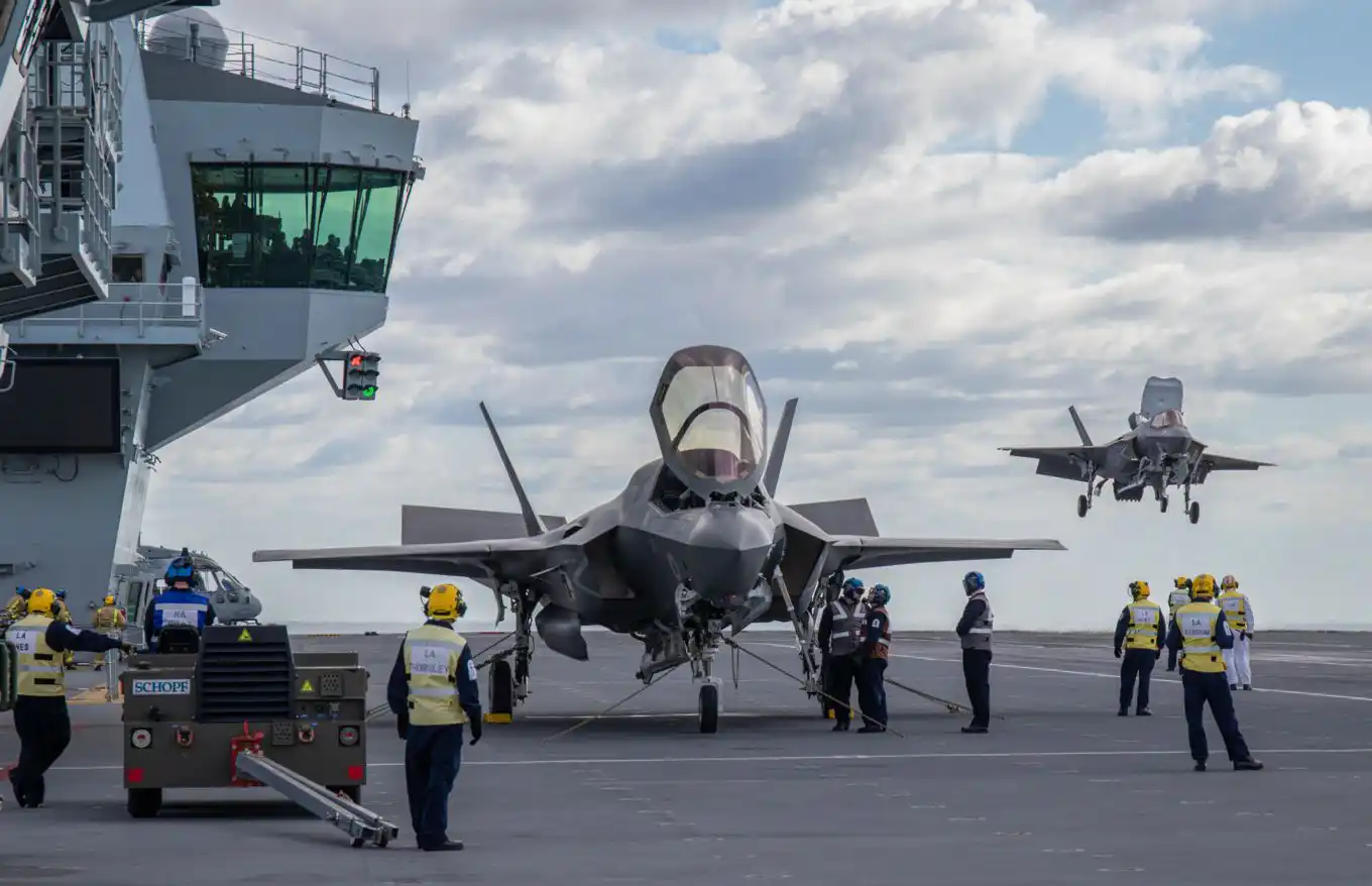 UK F-35 Lightning Jets land on HMS Queen Elizabeth