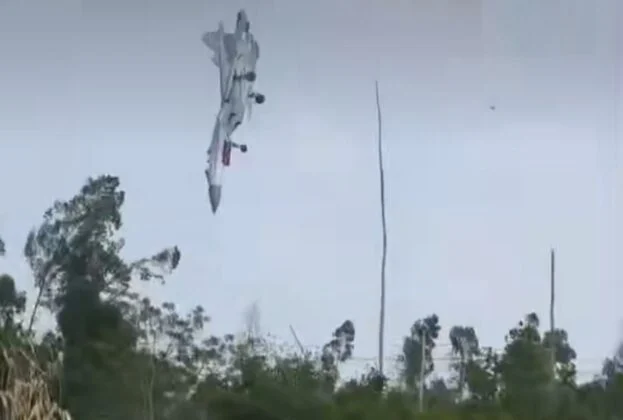 J-15 naval fighter jet crashes in China 2025