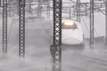 Why Bullet Trains Spray Water: The Science Behind Shinkansen's Winter Strategy