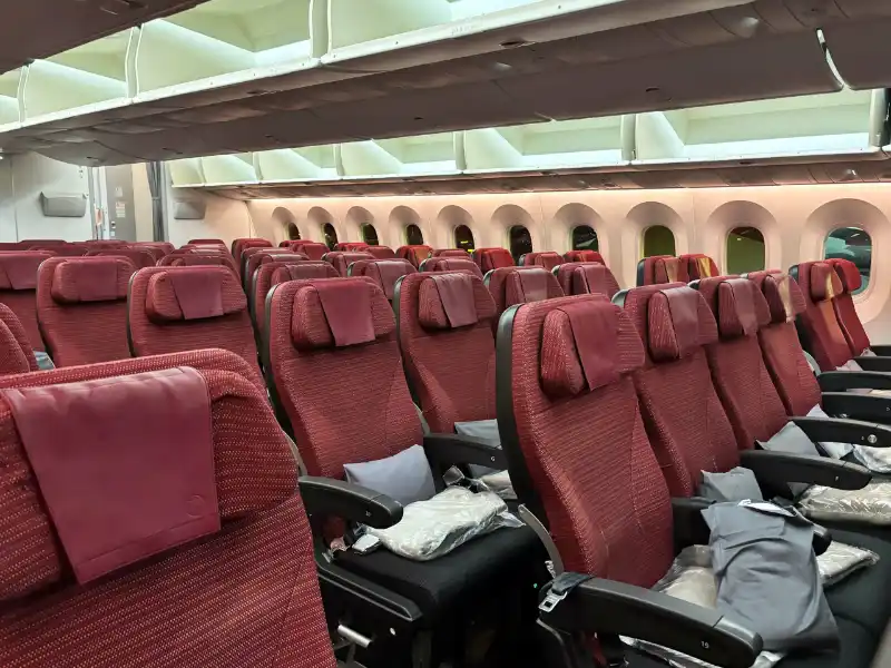 japan airlines boeing 787 dreamliner economy seats with 18.5 inch width layout