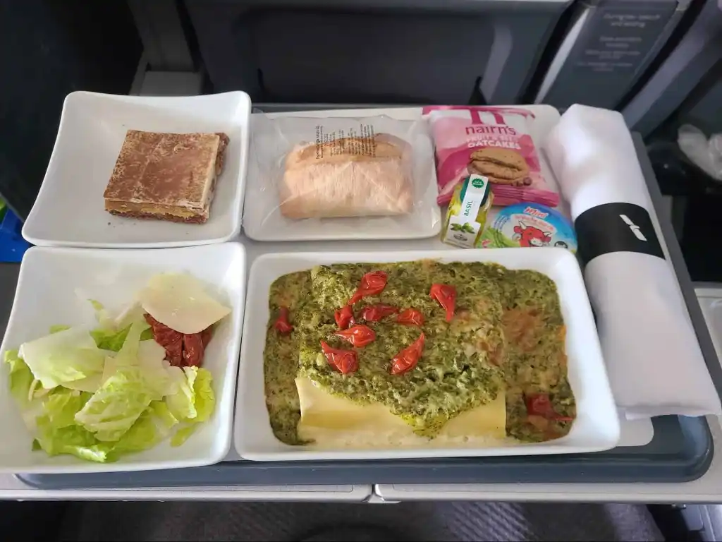 plated premium economy meal American Airlines LHR-LAX on B777-300ER