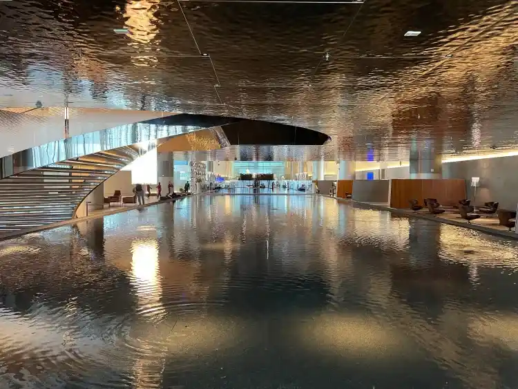 qatar airways al mourjan south lounge water feature
