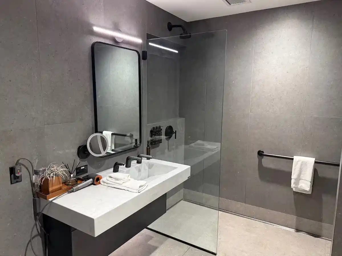 American Flagship Lounge Philadelphia shower suite interior