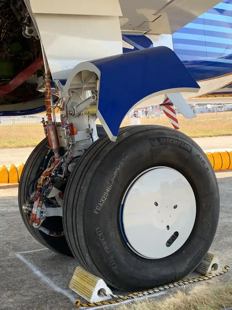 Boeing 737 MAX 10 telescoping landing gear detail