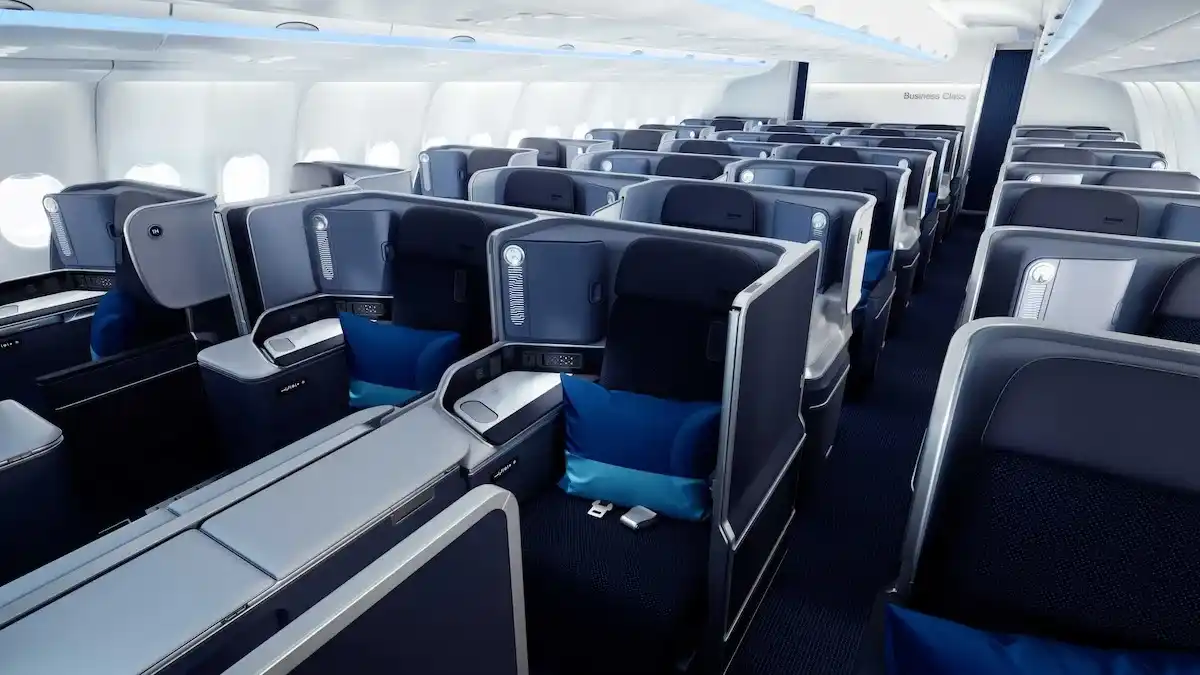 Discover Airlines Airbus A330 business class Thompson Aero Vantage XL seats
