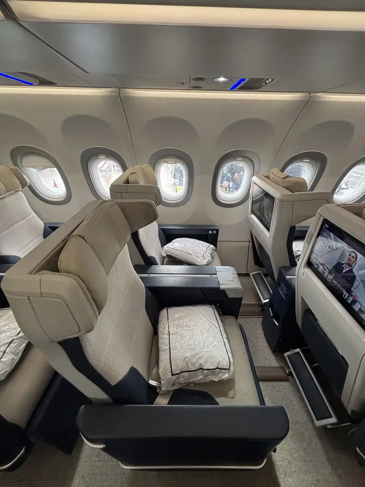 ITA Airways A321neo premium economy seat with Safran Z600