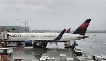 Has Delta Lost the 'On-Time Machine' Edge? United Surges Ahead in Flight Reliability