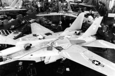 The Last US Navy Fighter With Manual Controls: Why the F-14 Tomcat Marked the End of an Era