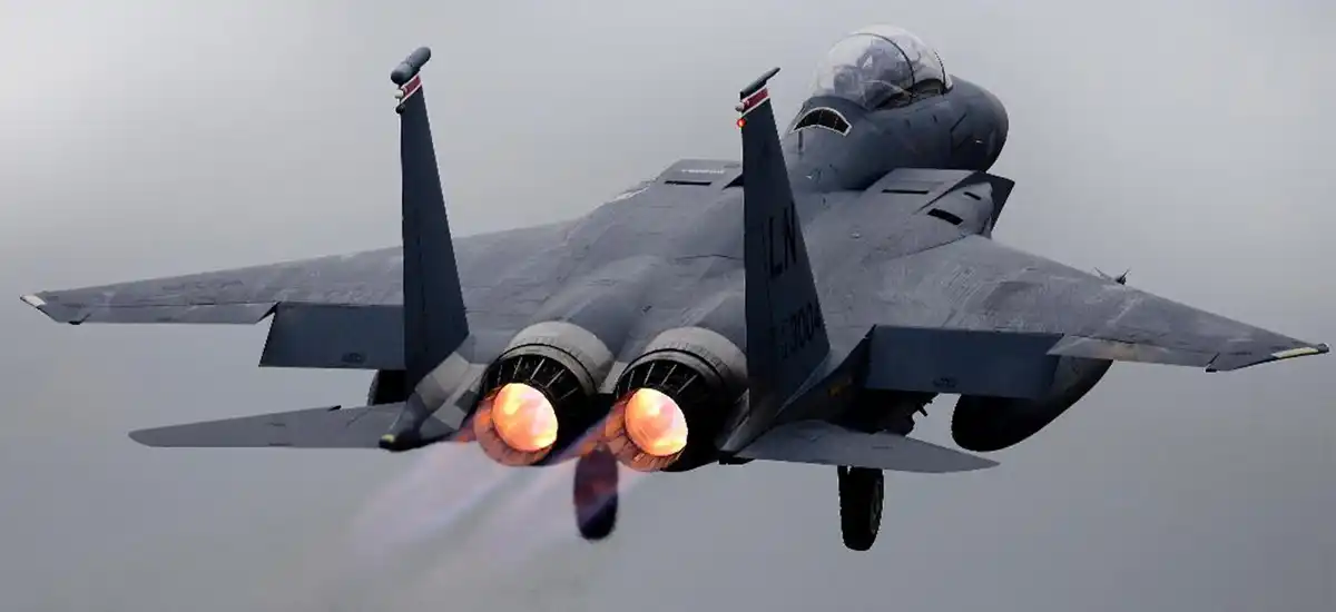 twin engine pratt & whitney f100 mounted on f-15e eagle