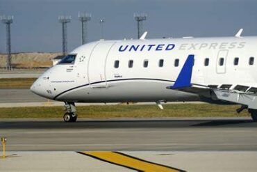 United Express CRJ700 Suffers Wingtip Strike During Turbulent Charlottesville Landing