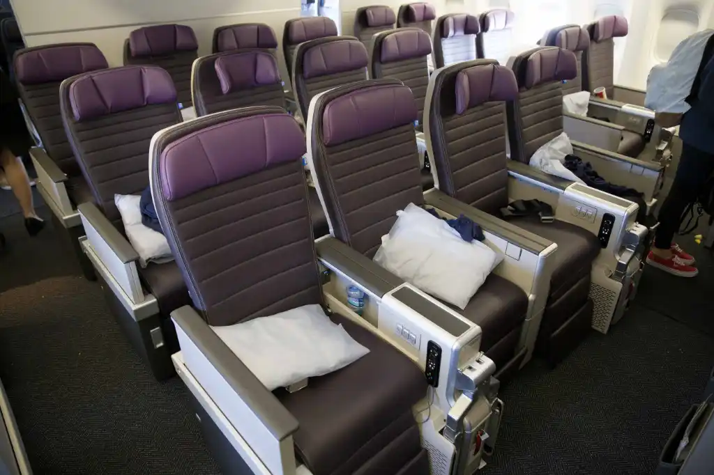 united premium plus cabin layout boeing 777-200