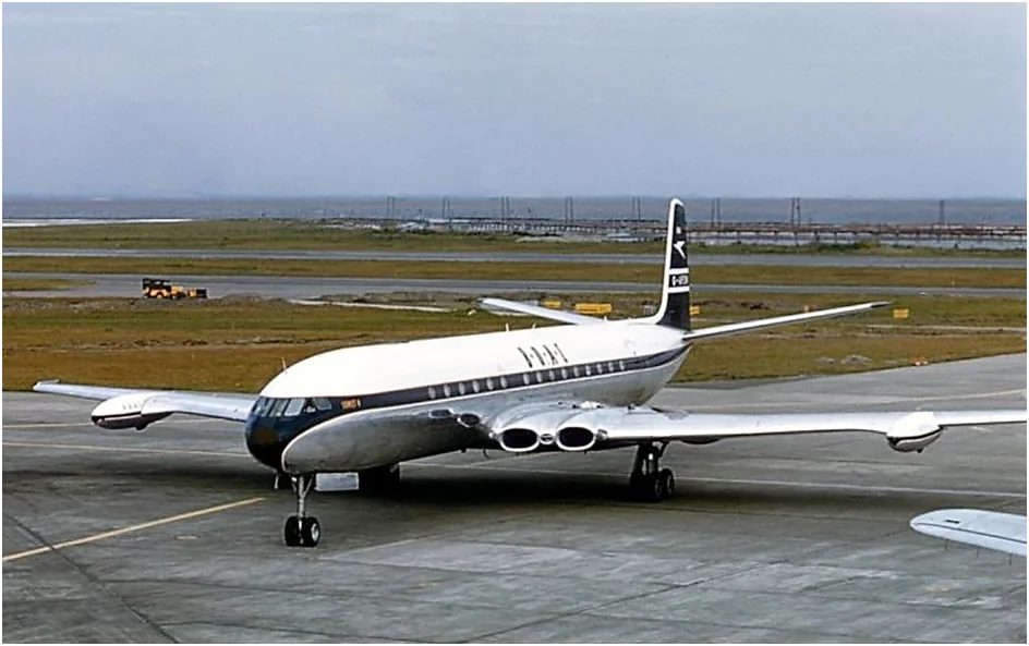 de Havilland Comet on runway before takeoff