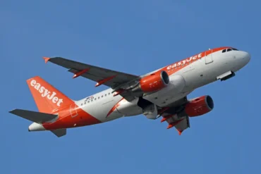 easyJet Reverses 11-Hour Schedule Change, Grants Elderly Couple £900 Refund After Public Dispute