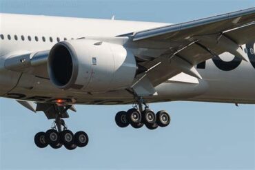 Airbus A350-900 vs A350-1000 Landing Gear: Why the Larger Variant Needs Six Wheels
