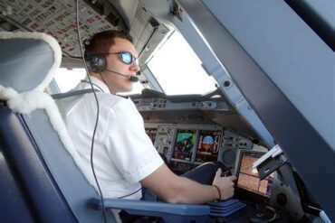Airbus A380 Pilot Salary in 2026: Earnings, Bonuses, and What Drives the Pay to $450,000+