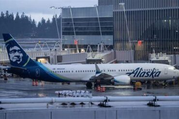 Alaska Airlines Flight Turns Chaotic After Pilot’s Unusual Mid-Taxi Announcement Sparks Confusion