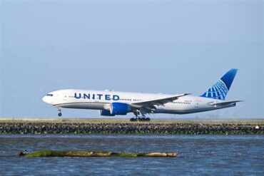 United Airlines 737 Aborts Takeoff After Lining Up With Runway Edge at Chicago O’Hare