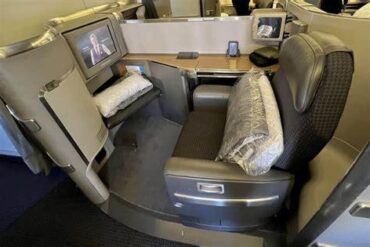 Vogue Editor Voluntarily Leaves American Airlines First Class After Alleged Microaggressions on Transatlantic Flight