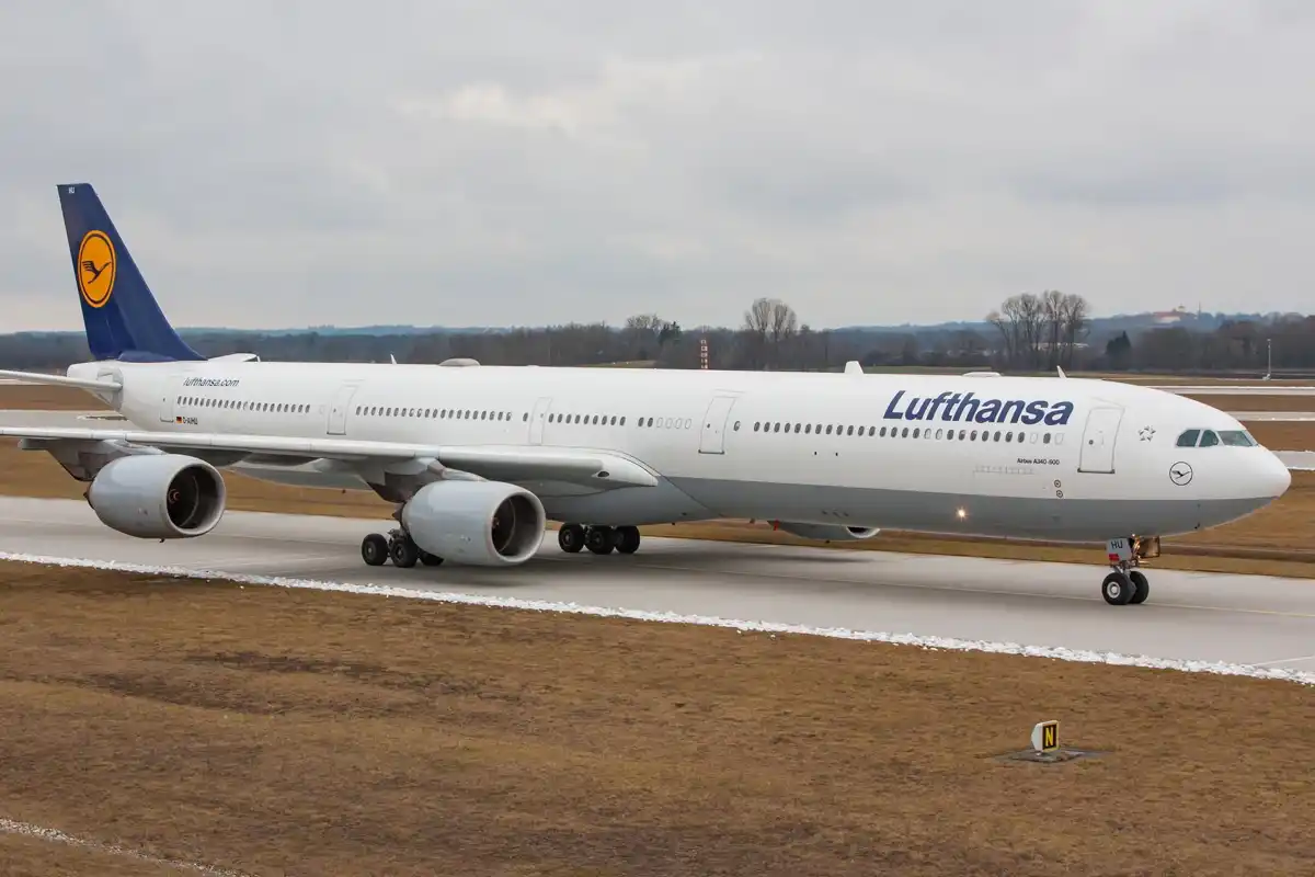 Airbus A340-600 long fuselage high capacity widebody taxiing