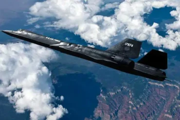 Inside the Heat Barrier: How the Lockheed SR-71 Blackbird’s Titanium Fuselage Defies Extreme Thermal Stress