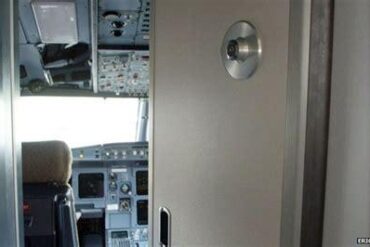 Behind the Locked Cockpit Door: What Airline Pilots Really Do After Takeoff