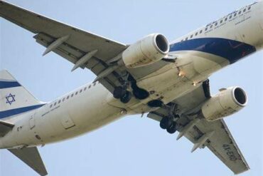 Why the Boeing 737 Lacks Landing Gear Doors: Engineering Simplicity or Smart Trade-Off?