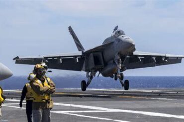 US Navy Pilot Training Revolution: First Carrier Landings Now Happen in F/A-18 and F-35 Fighters