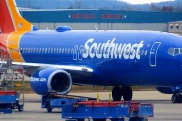 Southwest Airlines Faces Backlash as Handwritten Note to Elite Passenger Sparks Trust Debate