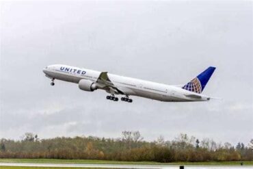 United Airlines Cuts Domestic Widebody Flights by 26% as Aging 777 Fleet Faces Engine Constraints