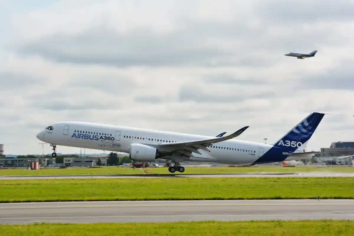 Airbus A350 composite wing flex during landing approach