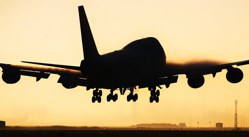 Boeing 747 silhouette sunset iconic hump profile runway